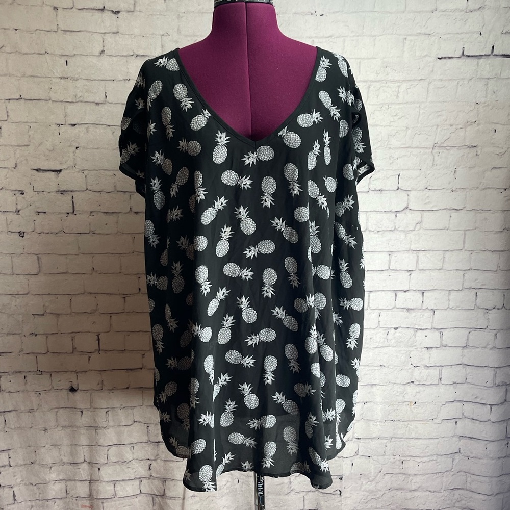 Torrid size 4 Georgette Tulip Sleeve Blouse black with white pineapple print
